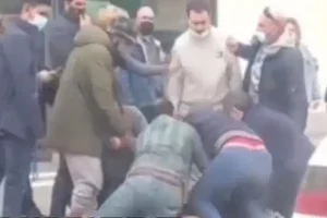 Un grupo de personas reduce a un hombre tras robar una caja de gambas en un supermercado de Alicante