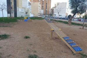 El Ajuntament renueva el parque canino de la calle de Les Camaraes