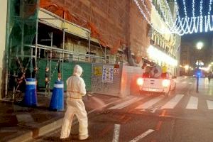 Alicante desinfecta las calles tras el paso de las cabalgatas para mejorar la seguridad anticovid de los ciudadanos