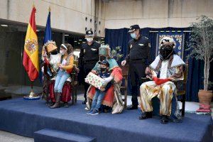 SS. MM. Los Reyes Magos de Oriente visitan la Comisaría Provincial de la Policía Nacional en Alicante