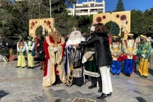 Los Reyes Magos reciben la llave de la ciudad de Orihuela para dejar los regalos a los niños