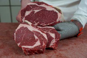 Los ganaderos valencianos exigen la dimisión de Garzón por decir que España exporta carne "de mala calidad"