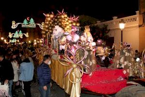 Los Reyes Magos desembarcan en Oropesa del Mar y recorren el municipio en una cabalgata de película