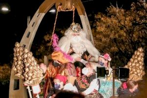 Los Reyes Magos reparten ilusión y alegría por las calles de Quart de Poblet