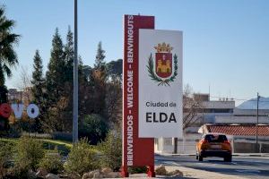 El Ayuntamiento de Elda continúa la renovación de la señalización vertical con la instalación de los tótems de bienvenida a la ciudad