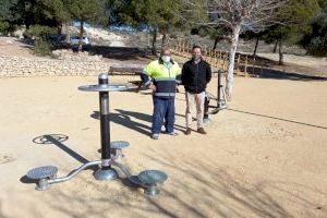 El Ayuntamiento de la Vila Joiosa instala máquinas biosaludables en el parque de la Tellerola