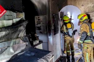 Un incendi destrossa un xalet a Xàbia