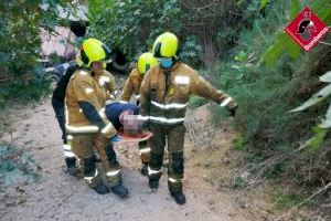 Un camionero salva la vida tras quedar atrapado al caer por un terraplén de ocho metros en Crevillente