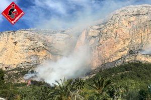 Controlado el incendio del Montgó en Xàbia tras arrasar ocho hectáreas junto a unas viviendas