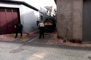 L'Ajuntament d'Almenara compacta amb arena les llambordes dels carrers del nucli històric