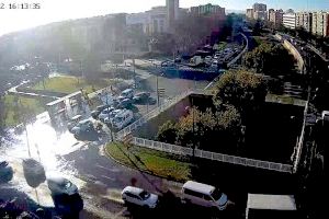 Una fuga de agua frente al hospital General de Valencia obliga a cortar el tráfico