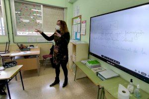 La concejalía de Educación compra 8 pizarras digitales para los colegios de Primaria y Educación Especial de la Vila Joiosa