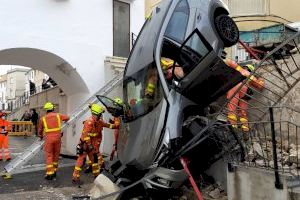 Un coche se despeña por un terraplén en Oliva con cuatro personas dentro