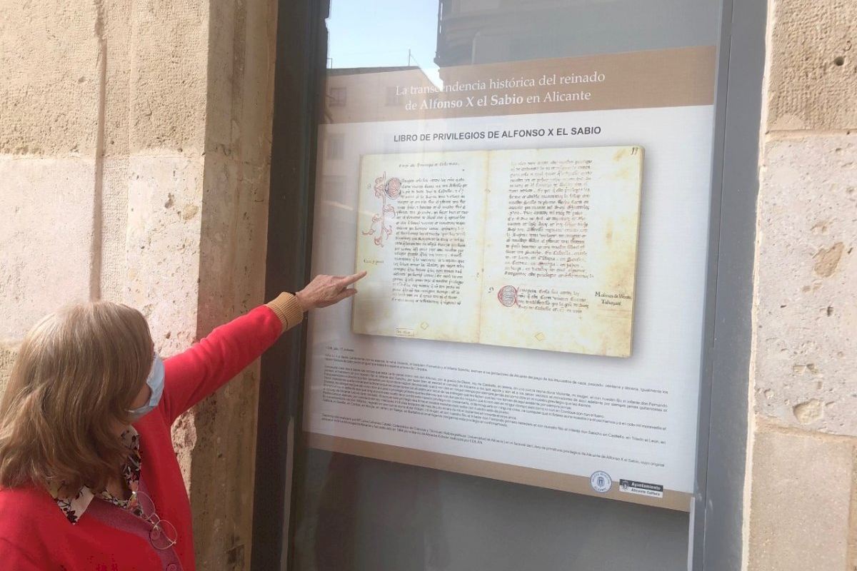 El Archivo Municipal muestra en sus ventanales la huella de Alfonso X en Alicante