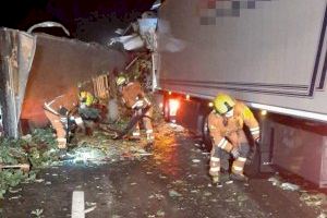 Fallece un conductor en el choque entre dos camiones en Sagunto