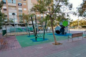 El Ayuntamiento instala 300 nuevos bancos en Alicante