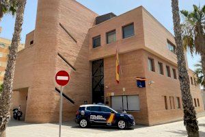 Dos detenidos acusados de cuatro robos con la técnica del "tirón" en Alicante