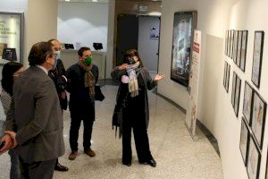 Garcia visita la mostra fotogràfica i artística Cat Lovers ubicada al Corte Inglés de Castelló