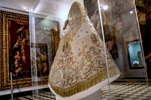 El Museo Mariano expone por primera vez uno de los mantos históricos de la Virgen de los Desamparados de más de cien años de antigüedad