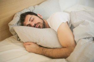 Cuatro de cada diez españoles roncan: ¿cómo evitarlo?