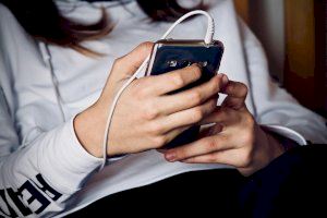 Primer mòbil? 7 consells clau perquè els menors en facin un ús responsable