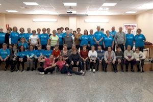 Las personas mayores de Petrer conmemoran el Día de la Paz recogiendo alimentos para Cruz Roja