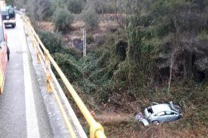 Cau amb el seu cotxe al riu Palancia des de més de 15 metres a Navajas