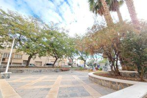 El Ayuntamiento de Elda finaliza las obras de remodelación de la plaza y los juegos infantiles situados en la avenida de las Acacias junto al 'Edificio Chimo'