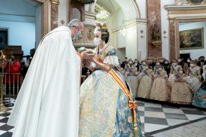 Las Falleras Mayores de Valencia ofrecen sus ramos a la Virgen de los Desamparados