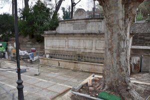 El Ayuntamiento de Xàtiva repara el entorno de la fuente de los 25 caños