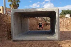 El Ayuntamiento de Alicante repara el camino de la Molineta con marcos de hormigón prefabricado para realizar canalizaciones y protegerlos de la lluvia
