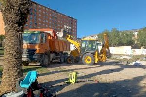 Recogida de 5.220 kilos de escombros en la Plaza de la Yesa en un nuevo dispositivo municipal especial de limpieza en La Coma