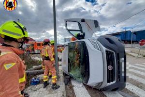 Impresionante accidente en L’Olleria: el conductor queda atrapado dentro de la furgoneta