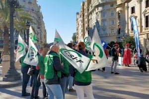 CSIF protesta ante el Ayuntamiento de Valencia para exigir los cinco días a personal esencial por su labor en el confinamiento