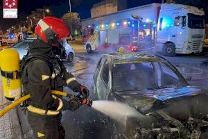 Un coche se incendia tras estrellarse contra un semáforo en Vila-real