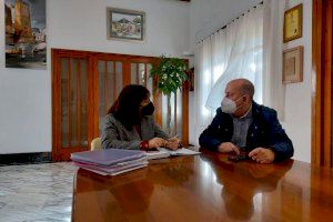 L’alcaldessa de Canals, Mai Castells, es reuneix amb l’alcalde de l’Alcúdia de Crespins, Pepe Garrigós, en una primera presa de contacte
