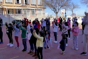 Els centres educatius d'Oliva celebren el Dia de la No Violència i de la Pau amb diversos actes: adaptacions musicals, balls, esmorzars solidaris, murals i cors verds