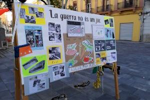 El Ayuntamiento de la Vall d’Uixó presenta la exposición “La guerra no és un joc” en la Plaza del Centro
