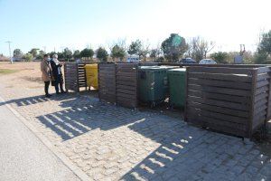 Catarroja actualiza el mobiliario urbano destinado a residuos del Puerto para evitar el impacto visual en un entorno natural