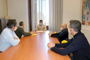 El alcalde de Sagunto mantiene una reunión con el director de recursos humanos de la fábrica de Pilkington Automotive