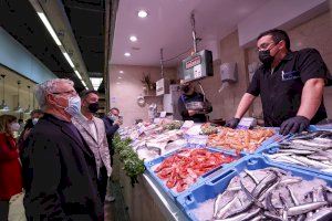 Los puestos de pescado del Mercado de Algirós se instalan de manera provisional en la plaza Sant Felip Neri