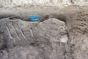 El alcalde visita la Fosa 33 del cementerio de Alicante donde podrían encontrarse los restos de dos noveldenses represaliados por el franquismo