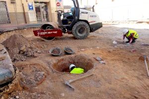 Las excavaciones arqueológicas en la zona del Derrocat sacan a la luz una prensa de piedra de aceite y 3 tinajas de una posible bodega del siglo XIX