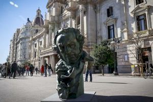 Valencia se viste de Goya: ya se han repartido las 12 estatuillas gigantes por los barrios de la ciudad