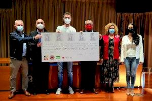 El Ayuntamiento de Orihuela asiste a la entrega del cheque a Cruz Roja con los beneficios de la venta del libro ‘Celda-19’