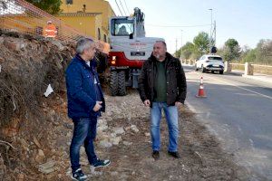 El alcalde de Moró, Vicente Pallarés, visita las obras junto al concejal Eduardo Barberá.