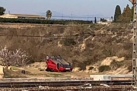 Un cotxe es precipita pel terraplé d'un pont a Silla