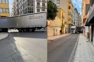 Un camió es queda atrapat entre dos carrers al centre de Castelló