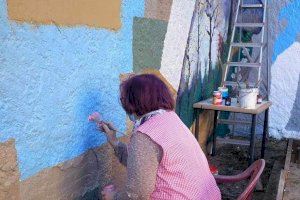 Las personas mayores del centro Virgen del Olivar decoran el patio con un mural