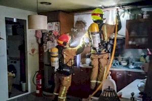 Un incendio en una vivienda de El Campello deja la cocina gravemente afectada